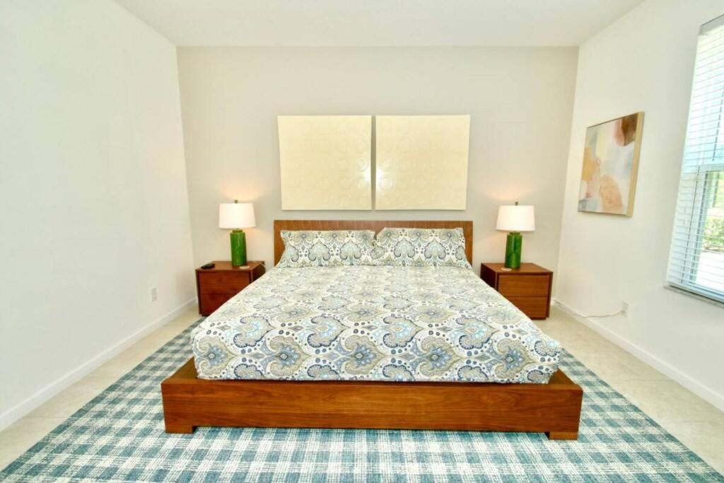 Contemporary stunning 5 bed, 4 bath single Storey view 5