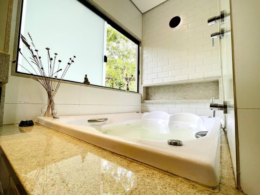Casa Kali Sol - refúgio na natureza com vista e hidromassagem