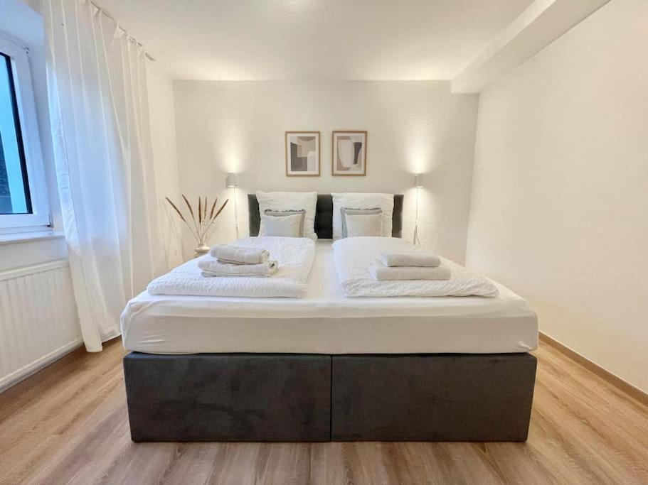 Stadt-Oase - kostenlos Parken, ruhig, Kliniken, GOP, Bali-therme, Boxspringbett