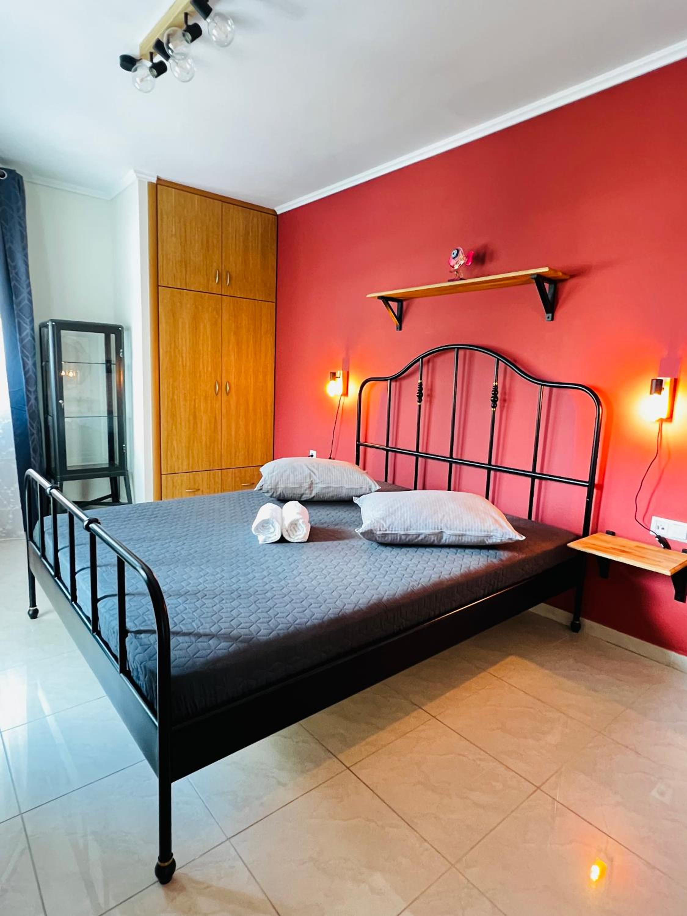 Steel & Oak-Stylish Stay Near Shore view 3