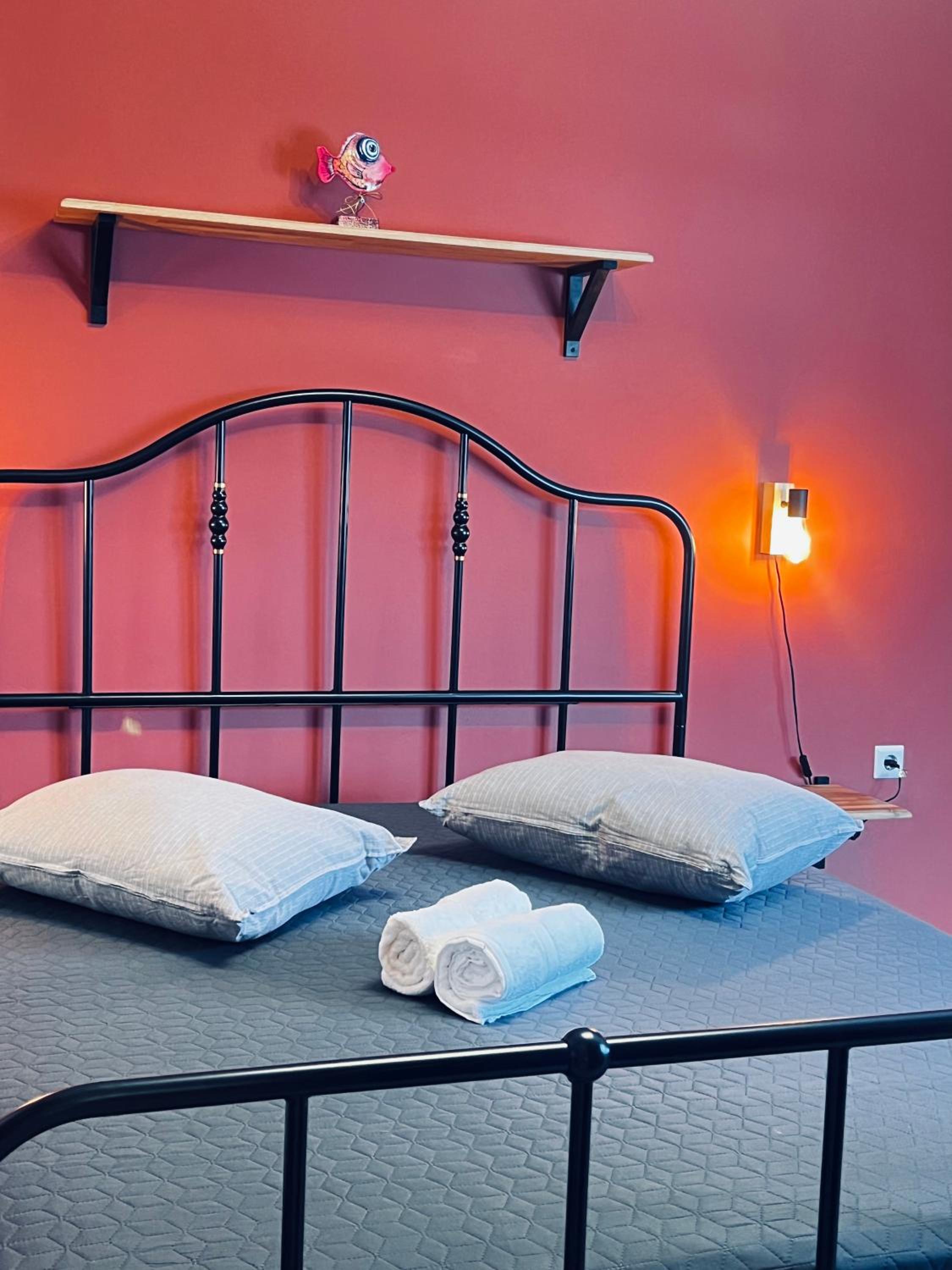 Steel & Oak-Stylish Stay Near Shore view 4