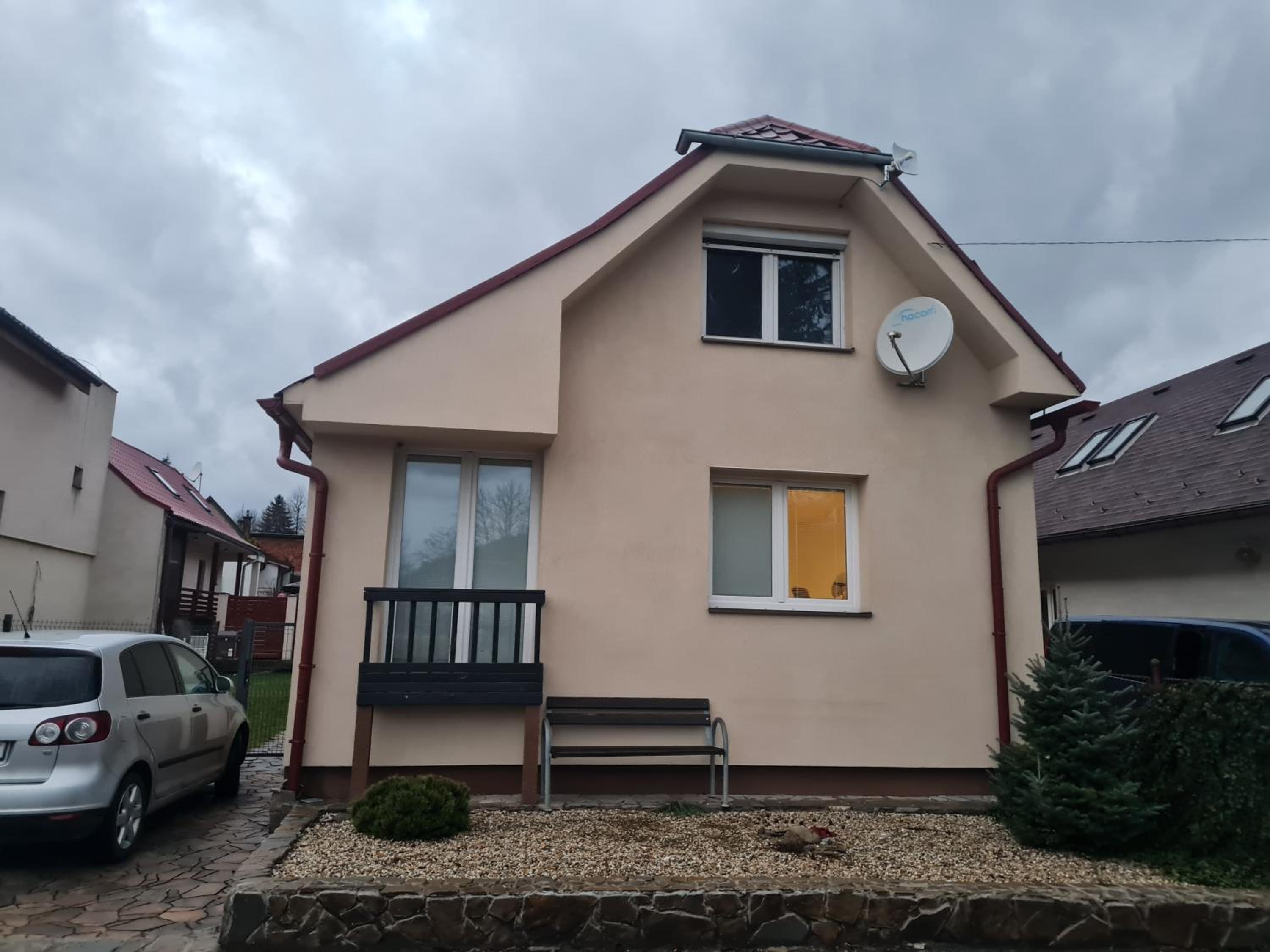 Dom pri rieke s parkovaním
