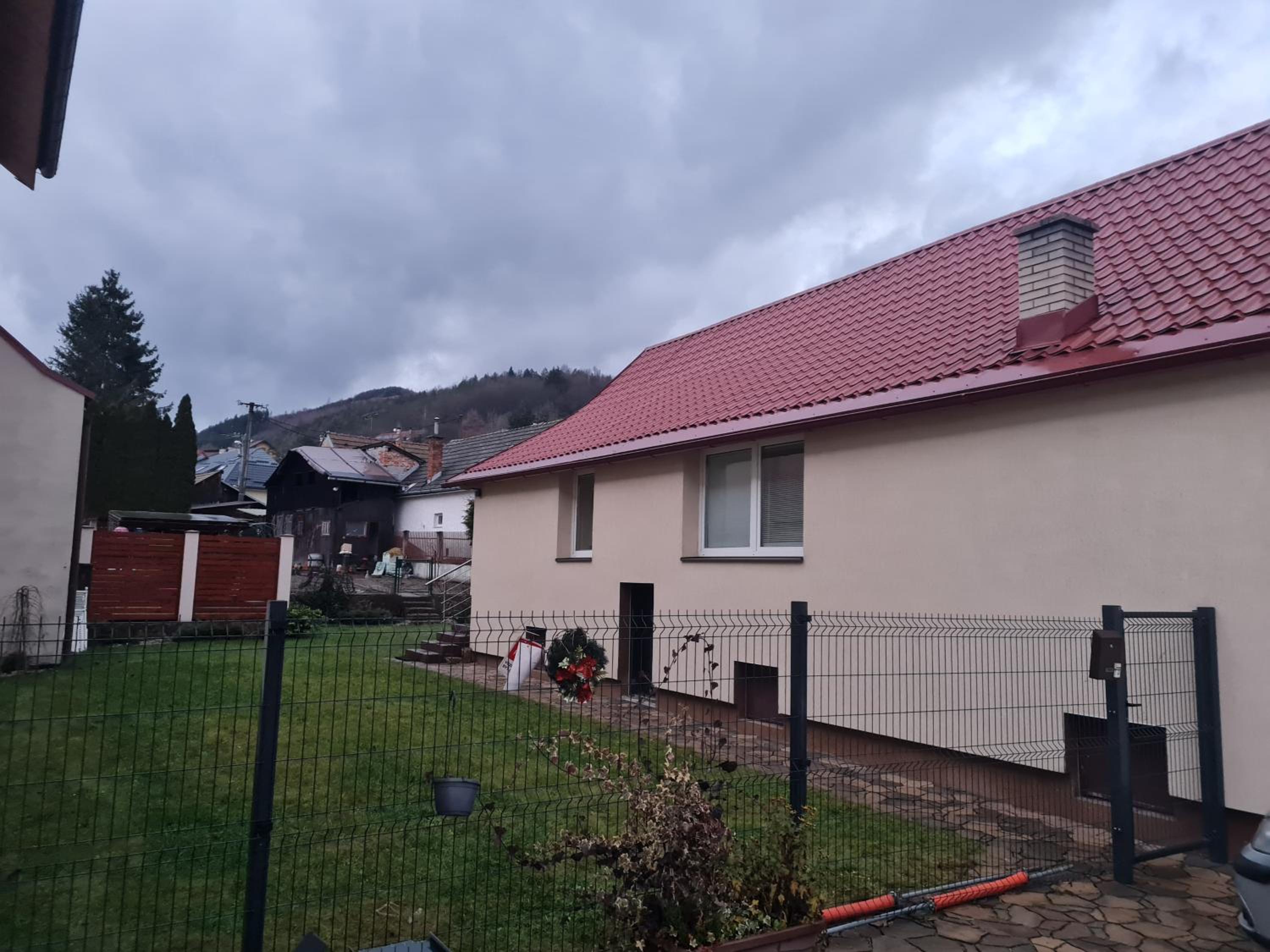 Dom pri rieke s parkovaním
