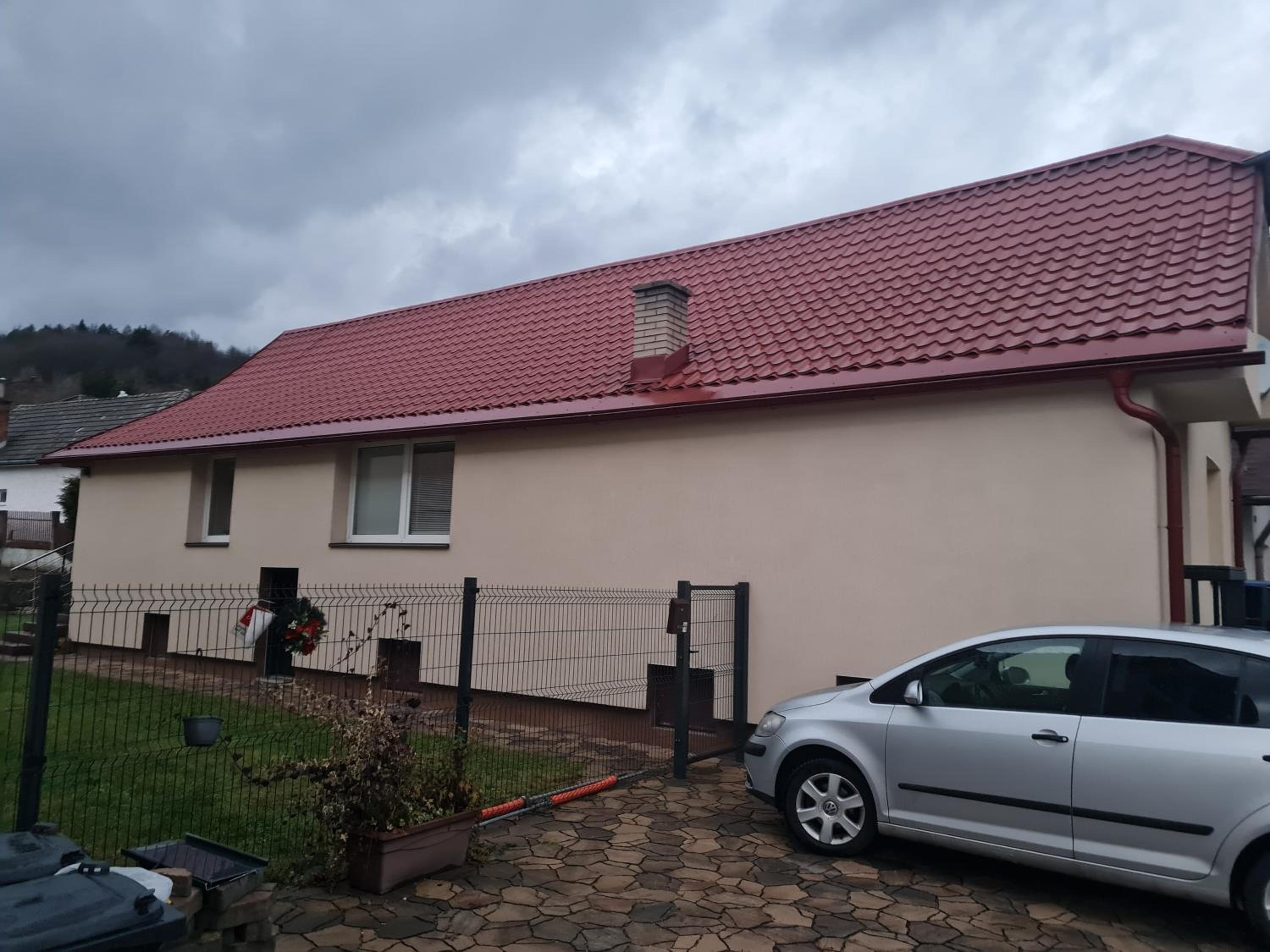 Dom pri rieke s parkovaním