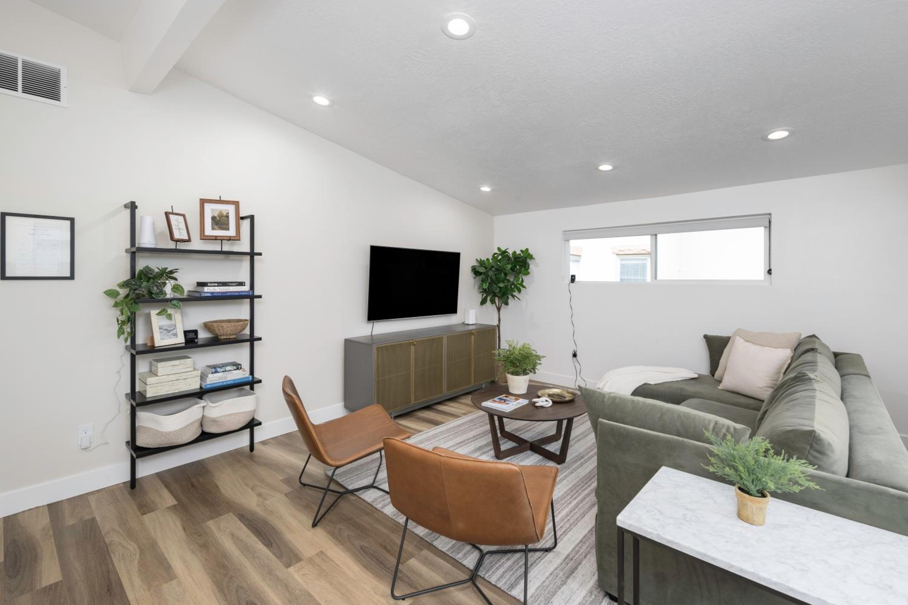 Light-Filled Modern Flat Near 25th Street Fun view 4