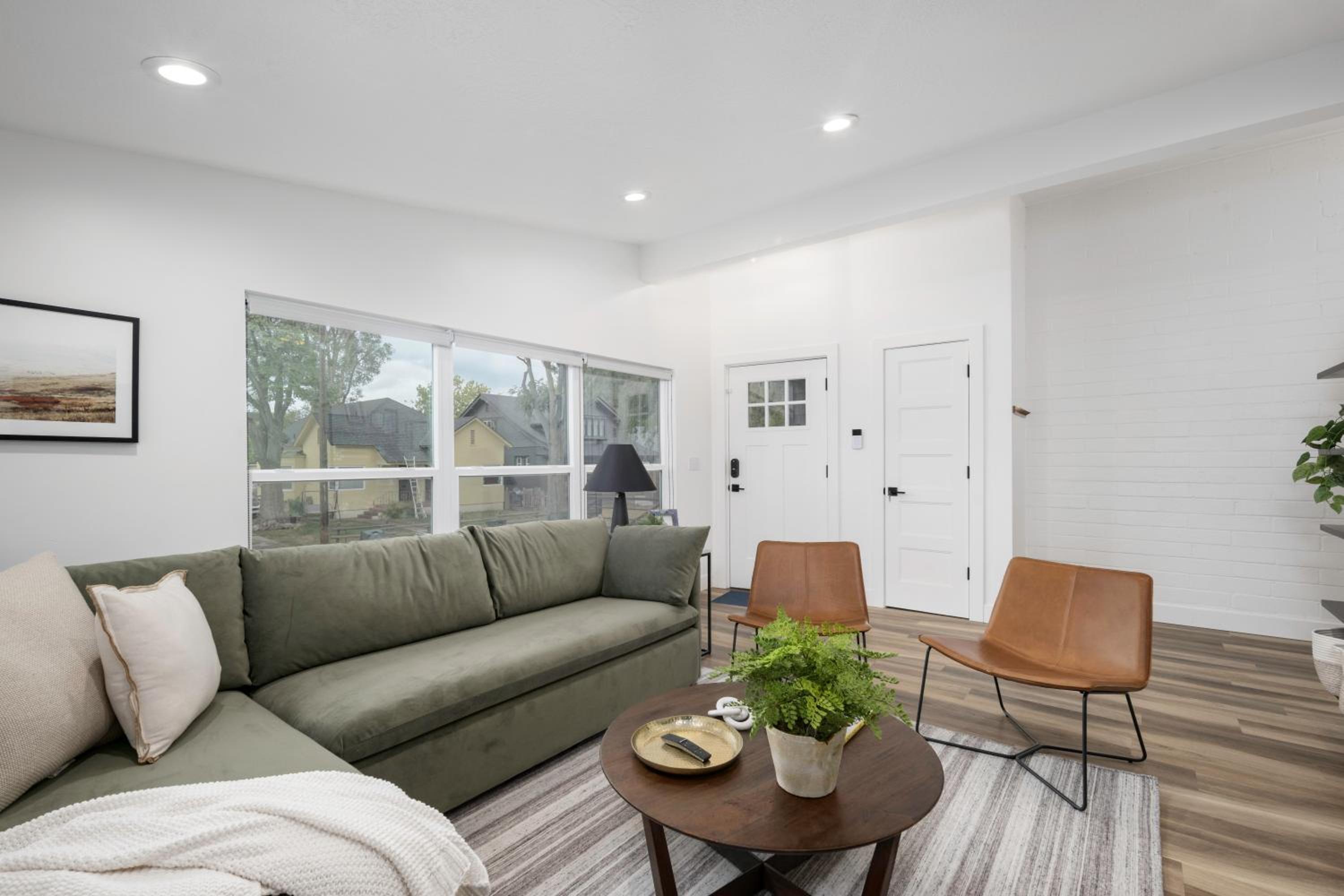 Light-Filled Modern Flat Near 25th Street Fun view 3