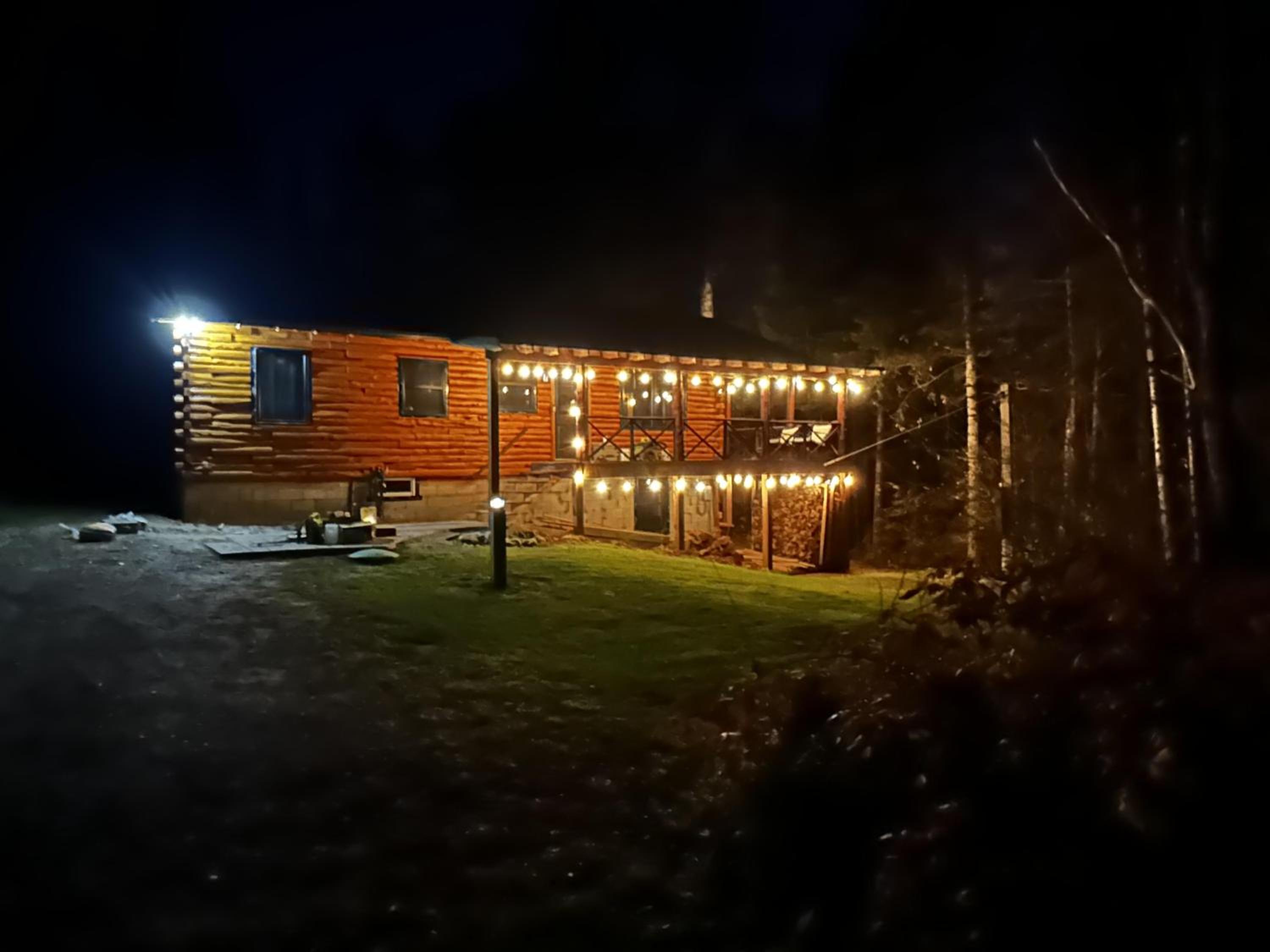5R Cozy log chalet in fantastic location. Ski, snowshoe, fish, explore! AC, pet friendly! view 2