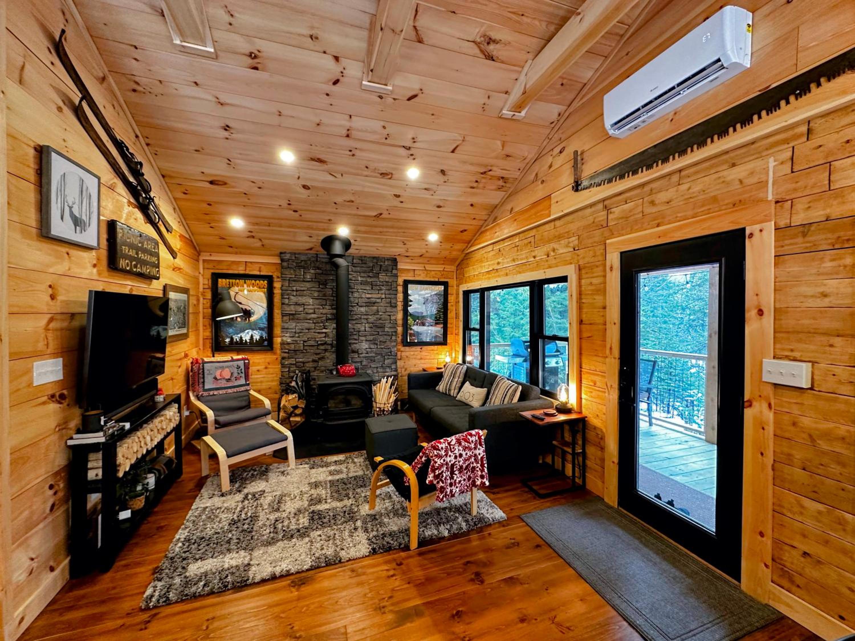 5R Cozy log chalet in fantastic location. Ski, snowshoe, fish, explore! AC, pet friendly! view 3