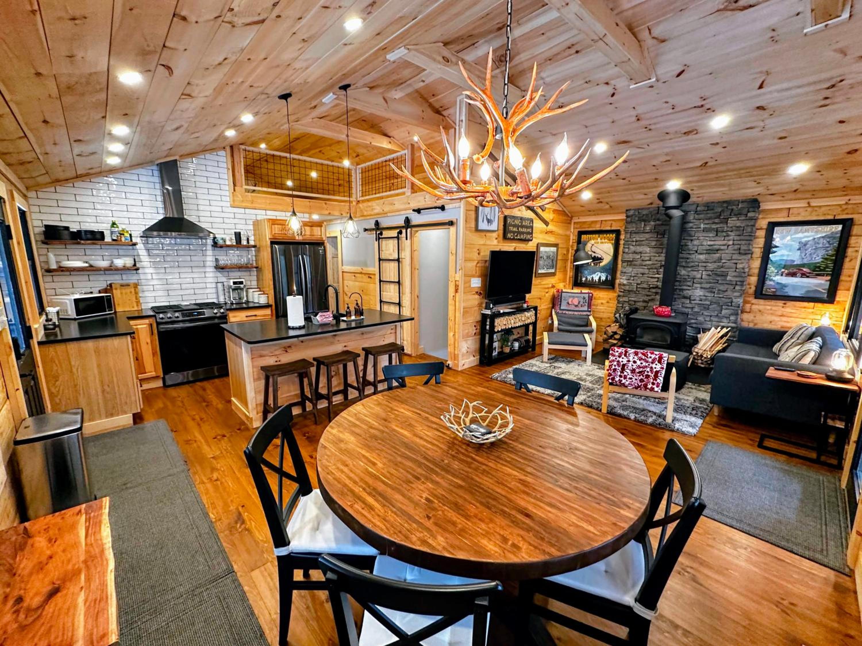 5R Cozy log chalet in fantastic location. Ski, snowshoe, fish, explore! AC, pet friendly! view 4