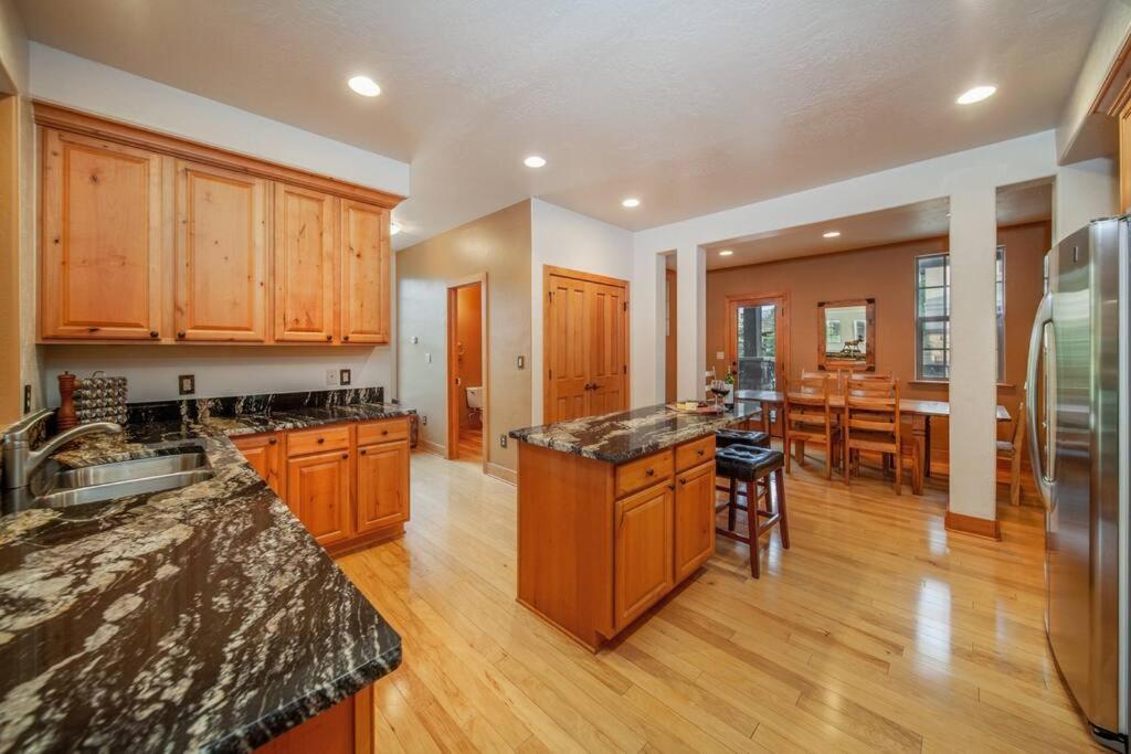 Luxe Downtown Winter Park Private Hot Tub 4 BR view 4