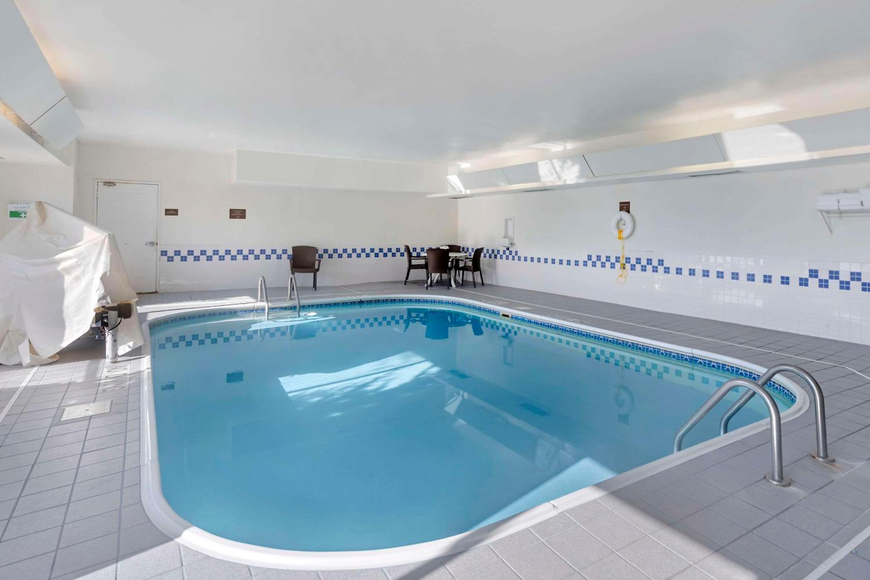 Bloomington Vacations - Comfort Suites Normal University area - Property Image 18