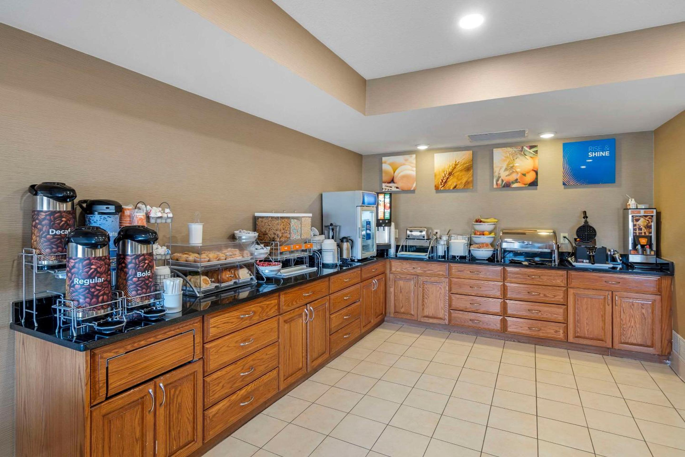 Bloomington Vacations - Comfort Suites Normal University area - Property Image 13