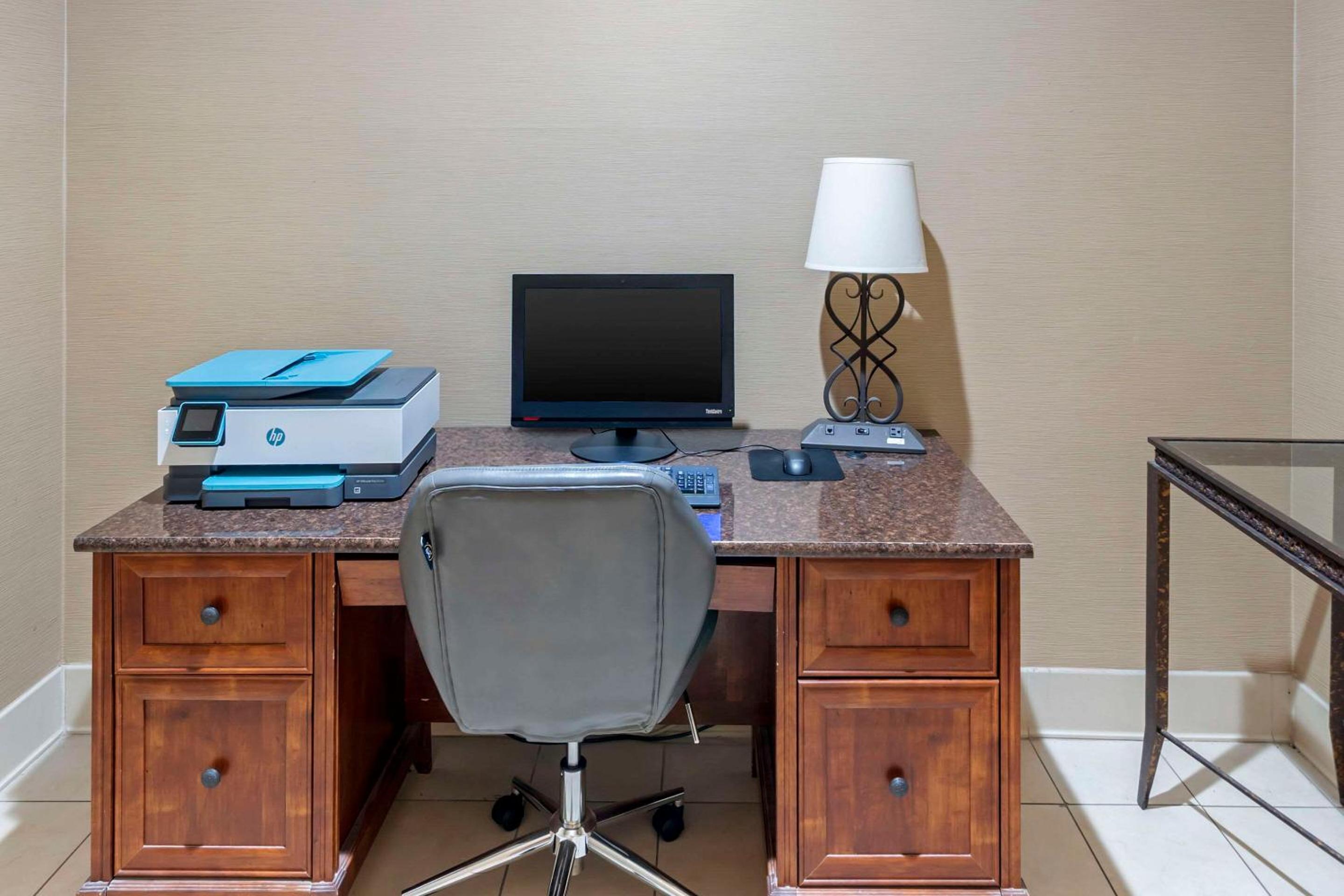 Bloomington Vacations - Comfort Suites Normal University area - Property Image 1