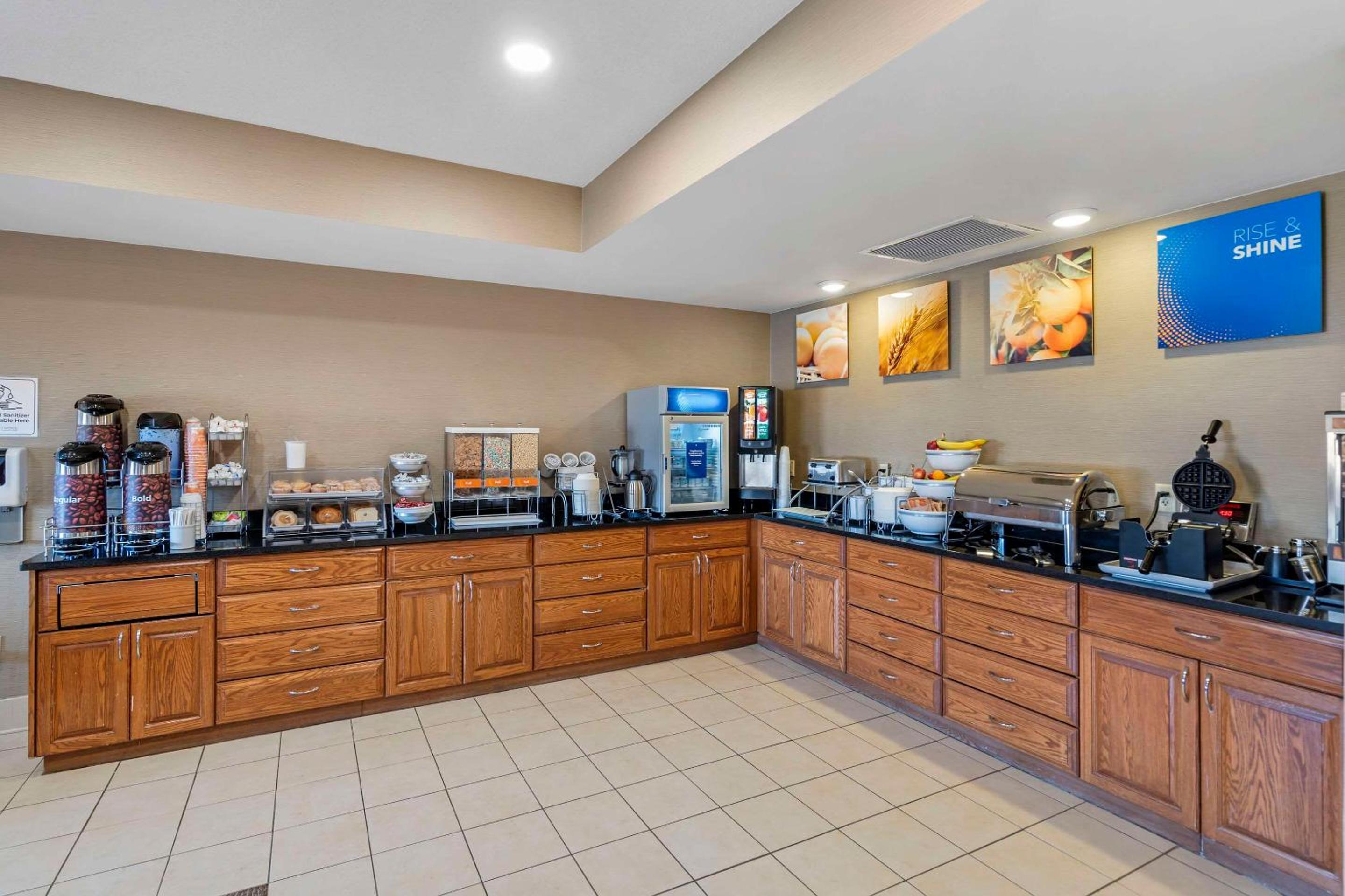 Bloomington Vacations - Comfort Suites Normal University area - Property Image 14