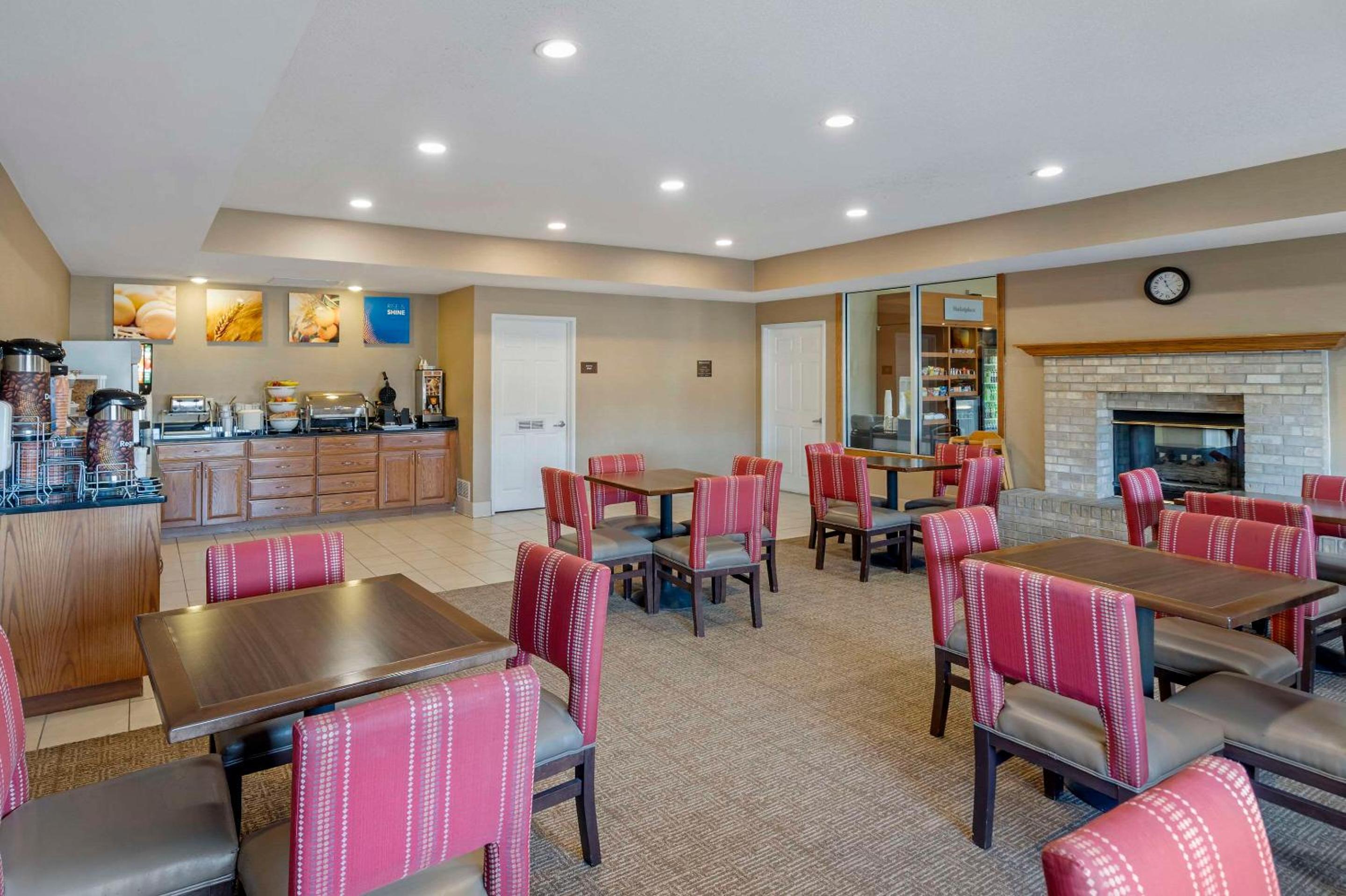 Bloomington Vacations - Comfort Suites Normal University area - Property Image 12