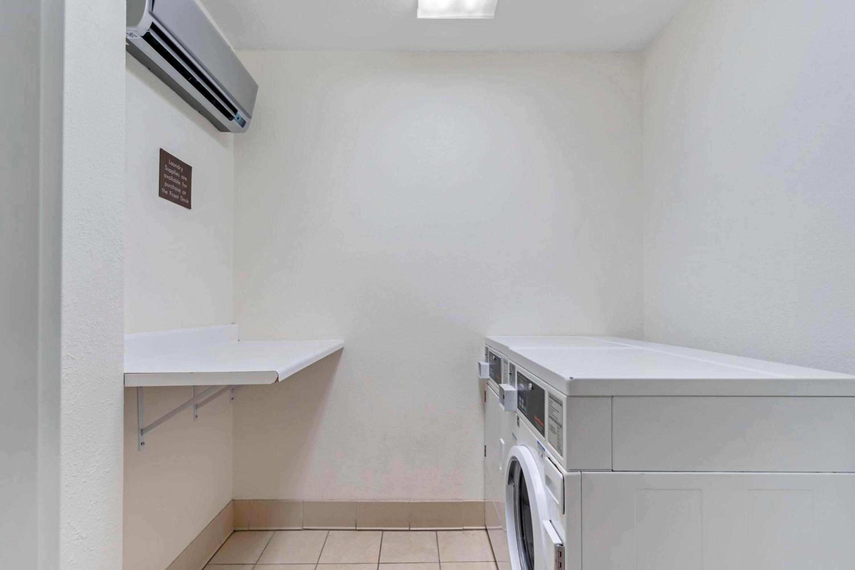 Bloomington Vacations - Comfort Suites Normal University area - Property Image 9