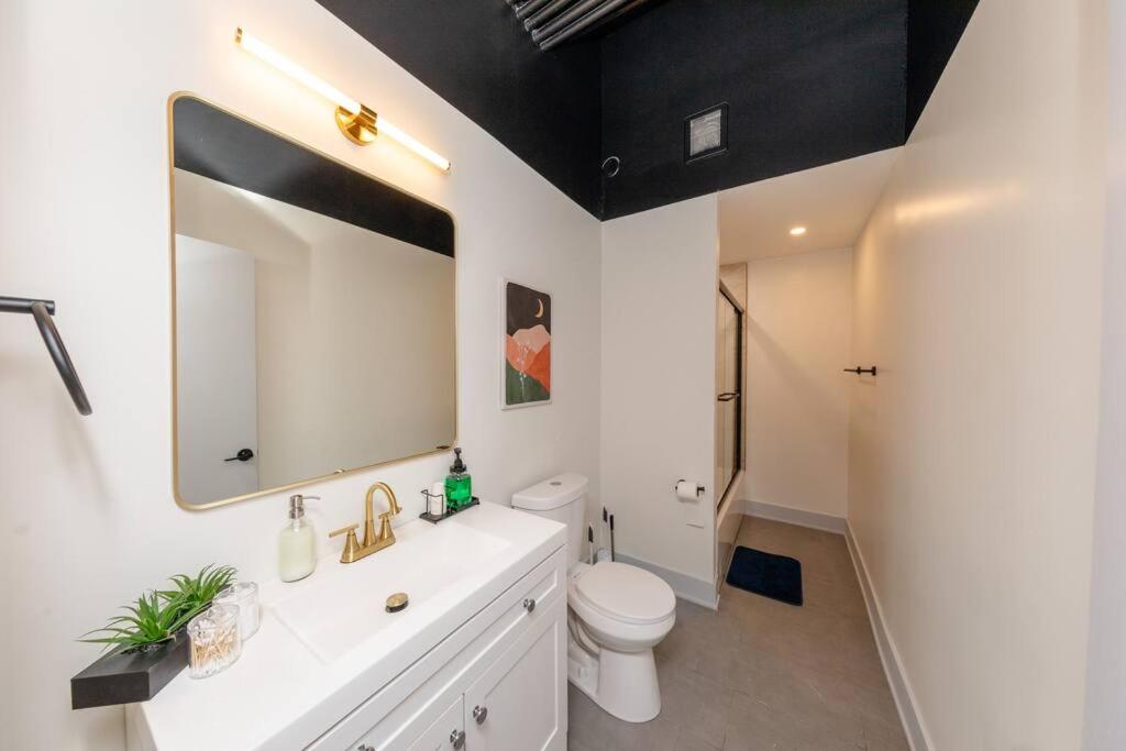 Chicago Vacations - McCormick 5Br-3Ba Luxury Suite for groups of up to 12 guests with Gym access and Optional Parking - Property Image 48