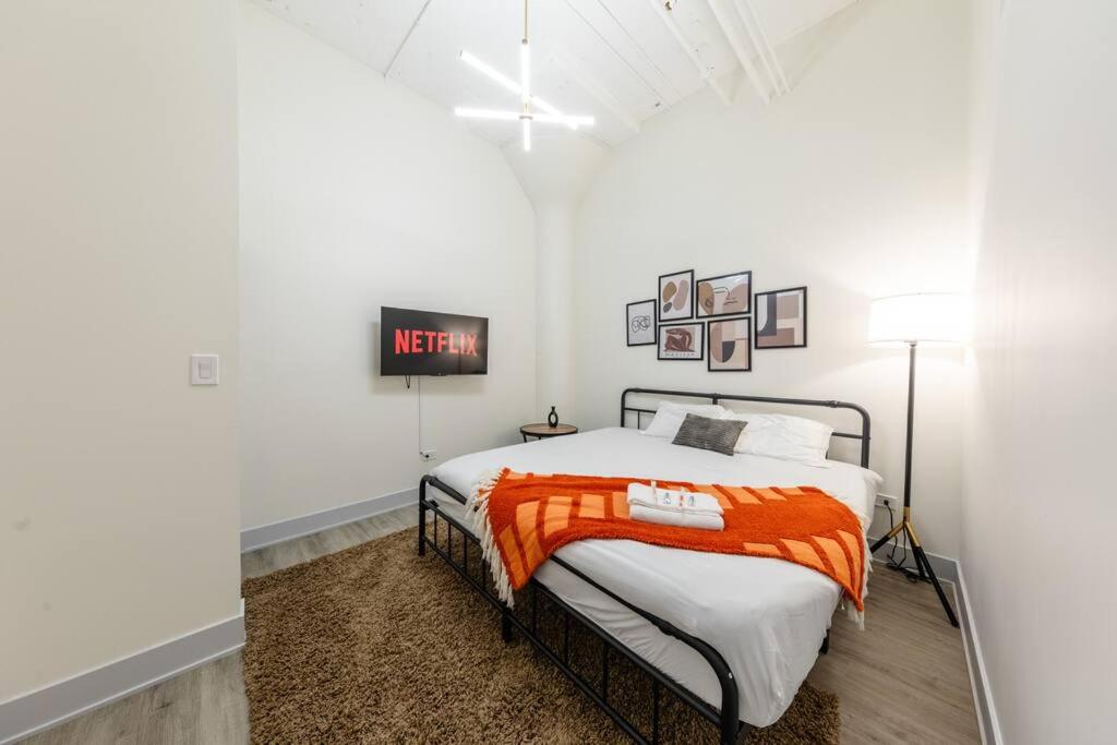 Chicago Vacations - McCormick 5Br-3Ba Luxury Suite for groups of up to 12 guests with Gym access and Optional Parking - Property Image 41