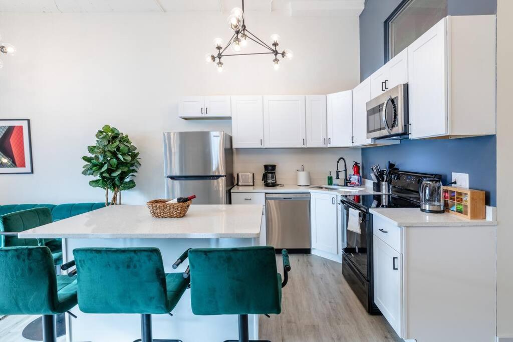 Chicago Vacations - McCormick 5Br-3Ba Luxury Suite for groups of up to 12 guests with Gym access and Optional Parking - Property Image 45