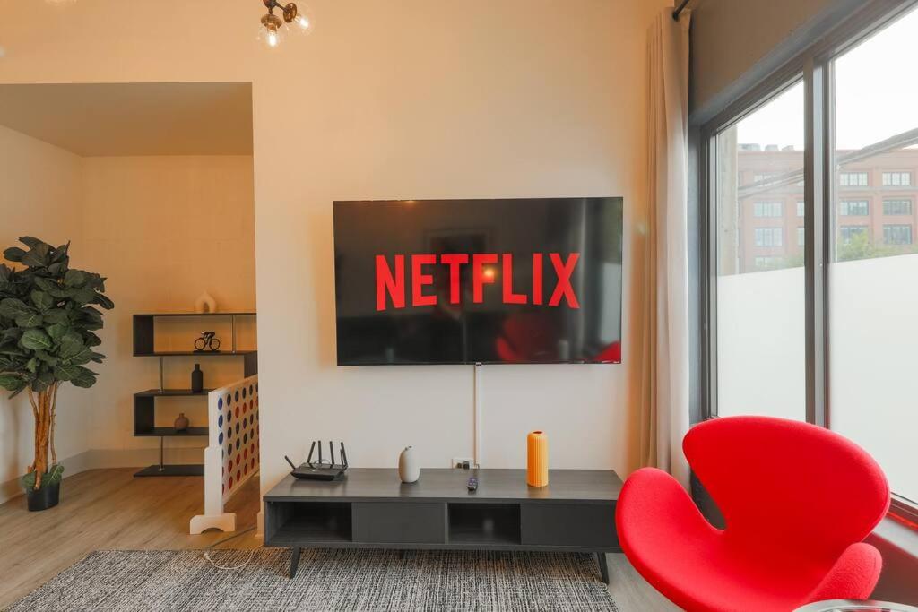 Chicago Vacations - McCormick 5Br-3Ba Luxury Suite for groups of up to 12 guests with Gym access and Optional Parking - Property Image 54