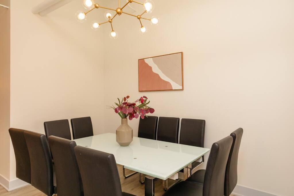 Chicago Vacations - McCormick 5Br-3Ba Luxury Suite for groups of up to 12 guests with Gym access and Optional Parking - Property Image 42