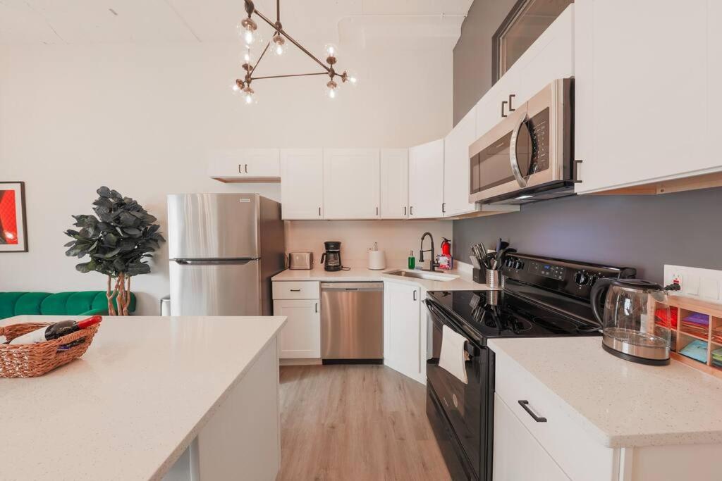 Chicago Vacations - McCormick 5Br-3Ba Luxury Suite for groups of up to 12 guests with Gym access and Optional Parking - Property Image 58