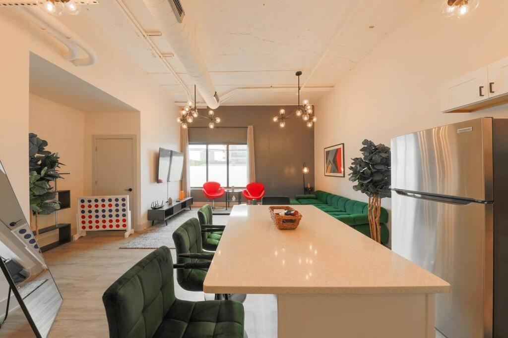 Chicago Vacations - McCormick 5Br-3Ba Luxury Suite for groups of up to 12 guests with Gym access and Optional Parking - Property Image 59