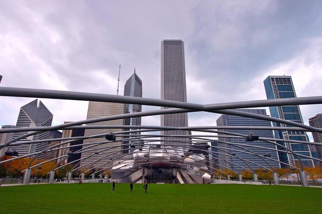 Chicago Vacations - McCormick 5Br-3Ba Luxury Suite for groups of up to 12 guests with Gym access and Optional Parking - Property Image 29