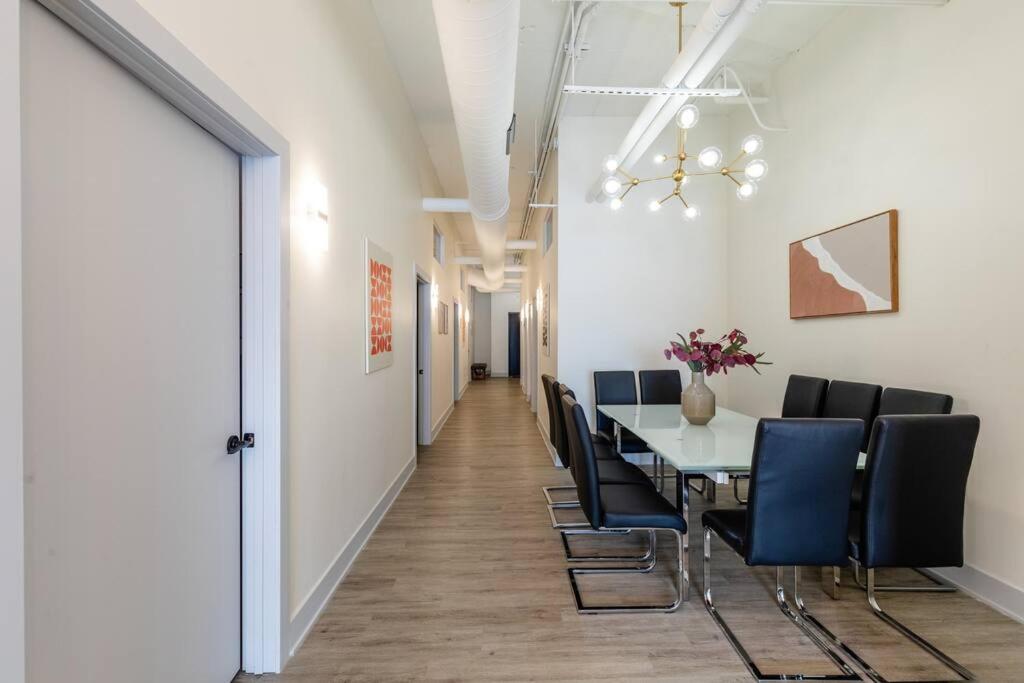 Chicago Vacations - McCormick 5Br-3Ba Luxury Suite for groups of up to 12 guests with Gym access and Optional Parking - Property Image 46