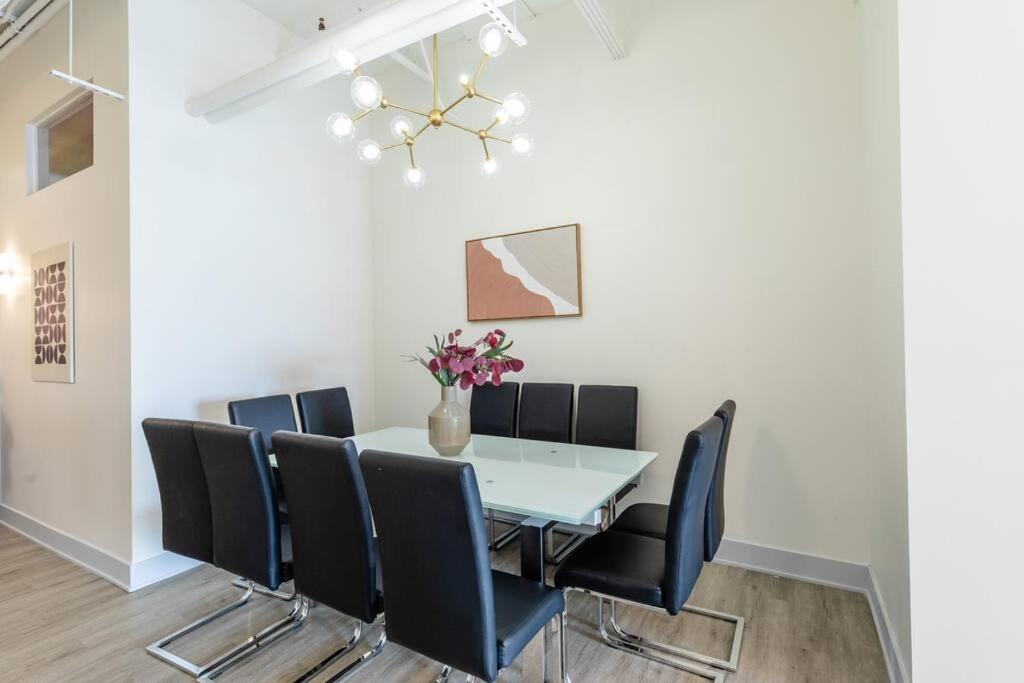 Chicago Vacations - McCormick 5Br-3Ba Luxury Suite for groups of up to 12 guests with Gym access and Optional Parking - Property Image 62