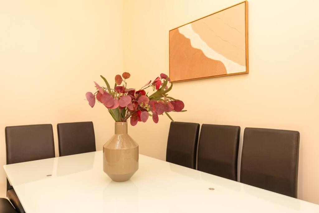 Chicago Vacations - McCormick 5Br-3Ba Luxury Suite for groups of up to 12 guests with Gym access and Optional Parking - Property Image 2