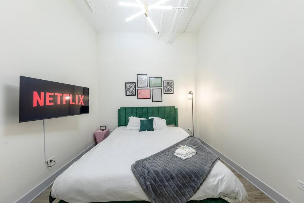 Chicago Vacations - McCormick 5Br-3Ba Luxury Suite for groups of up to 12 guests with Gym access and Optional Parking - Property Image 4