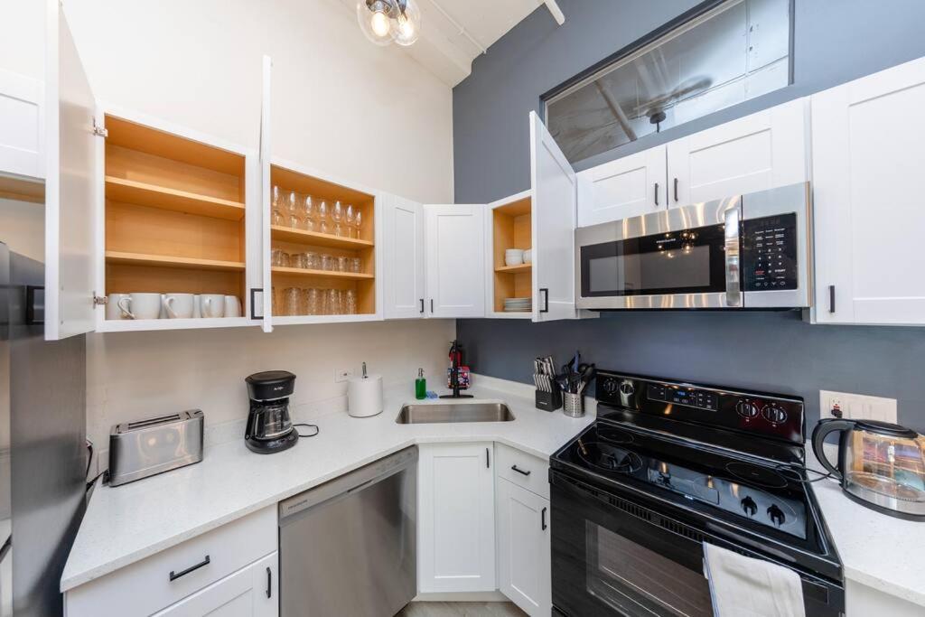 Chicago Vacations - McCormick 5Br-3Ba Luxury Suite for groups of up to 12 guests with Gym access and Optional Parking - Property Image 6