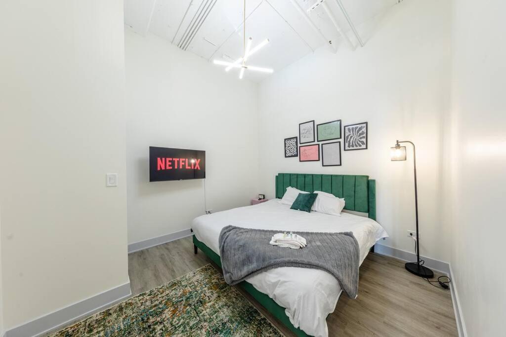 Chicago Vacations - McCormick 5Br-3Ba Luxury Suite for groups of up to 12 guests with Gym access and Optional Parking - Property Image 34