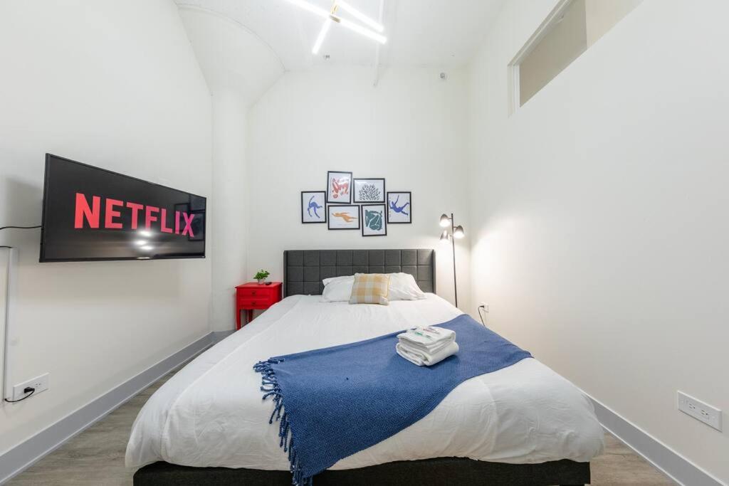 Chicago Vacations - McCormick 5Br-3Ba Luxury Suite for groups of up to 12 guests with Gym access and Optional Parking - Property Image 10