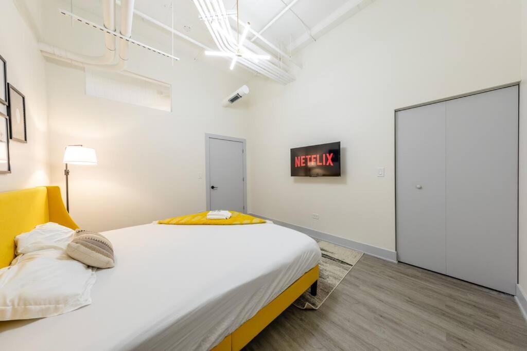 Chicago Vacations - McCormick 5Br-3Ba Luxury Suite for groups of up to 12 guests with Gym access and Optional Parking - Property Image 12