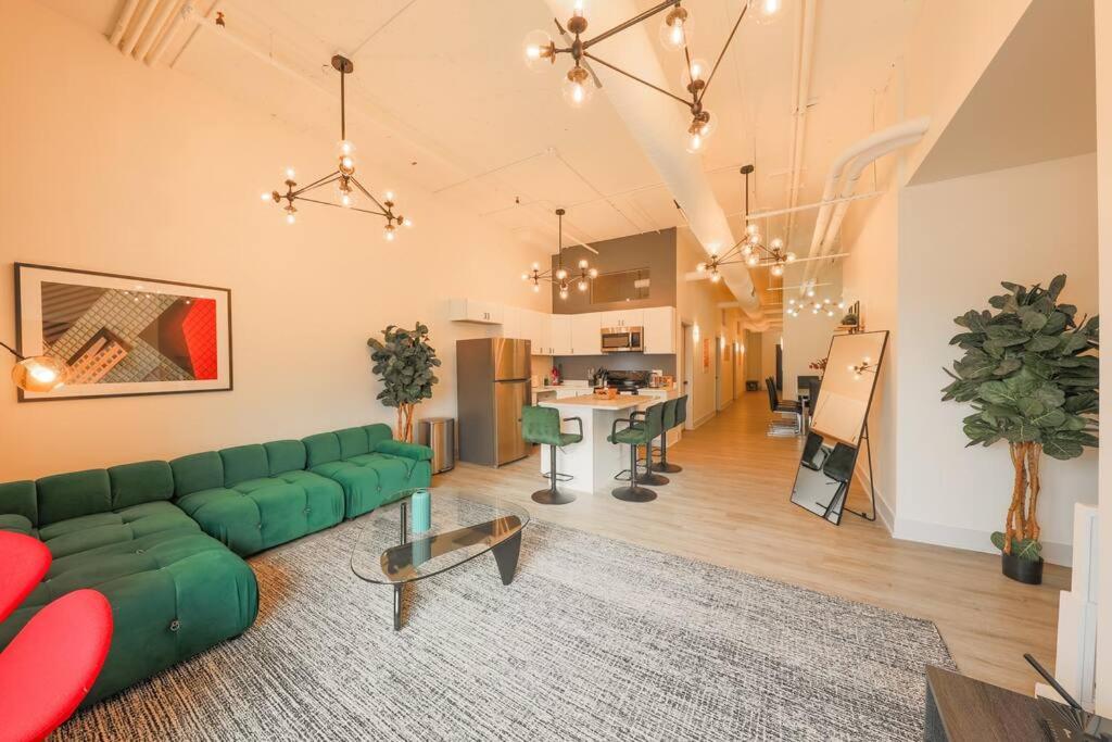 Chicago Vacations - McCormick 5Br-3Ba Luxury Suite for groups of up to 12 guests with Gym access and Optional Parking - Property Image 14