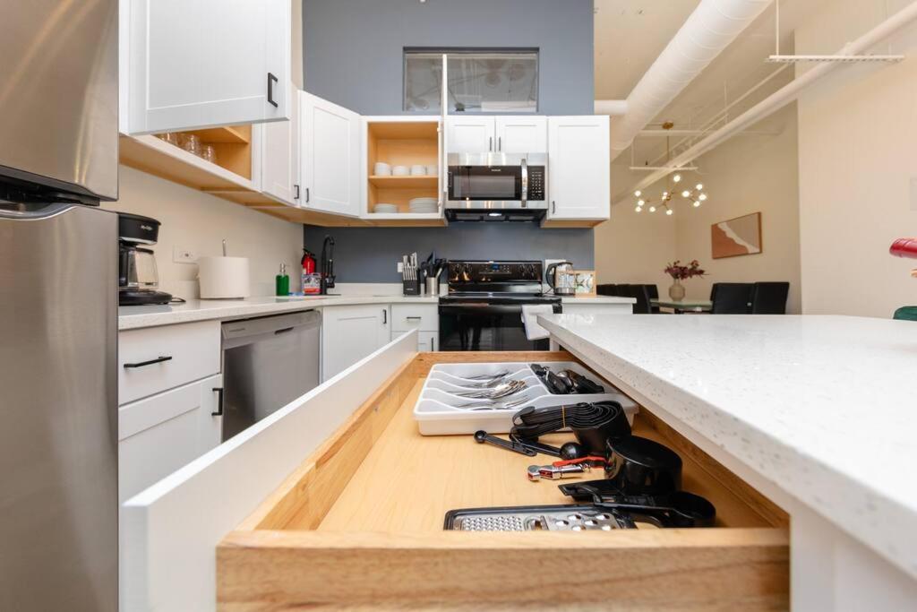 Chicago Vacations - McCormick 5Br-3Ba Luxury Suite for groups of up to 12 guests with Gym access and Optional Parking - Property Image 1