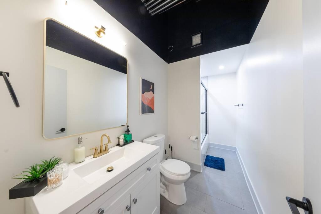 Chicago Vacations - McCormick 5Br-3Ba Luxury Suite for groups of up to 12 guests with Gym access and Optional Parking - Property Image 18