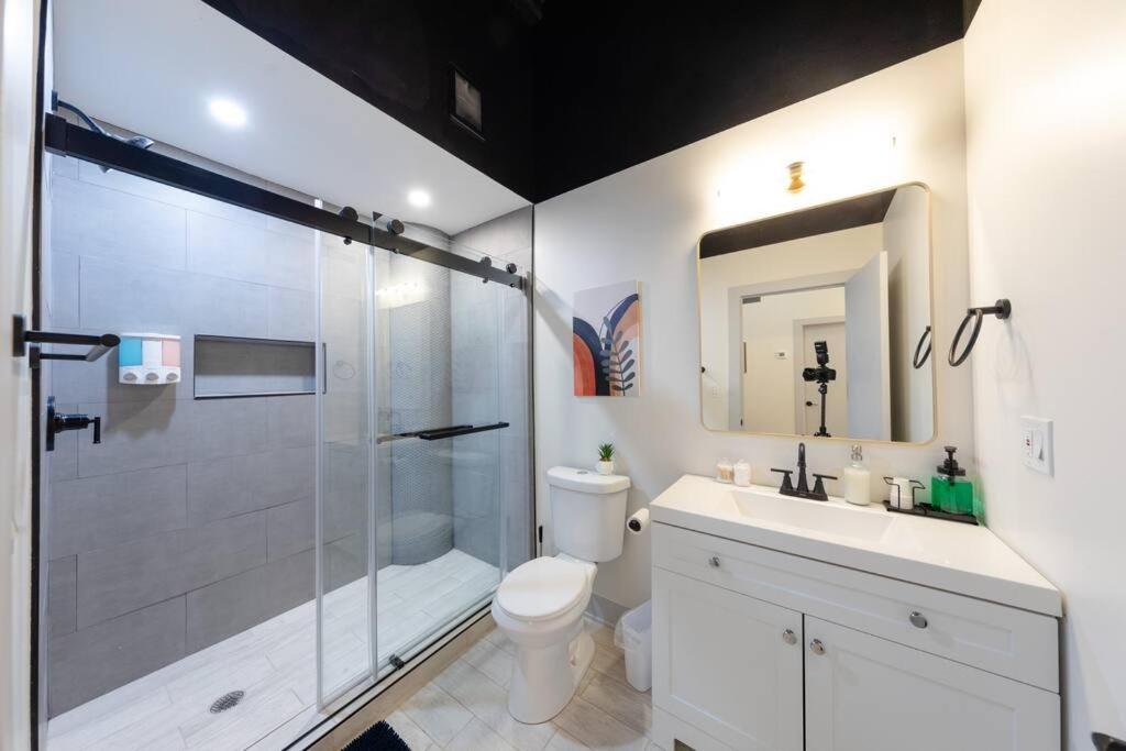 Chicago Vacations - McCormick 5Br-3Ba Luxury Suite for groups of up to 12 guests with Gym access and Optional Parking - Property Image 19