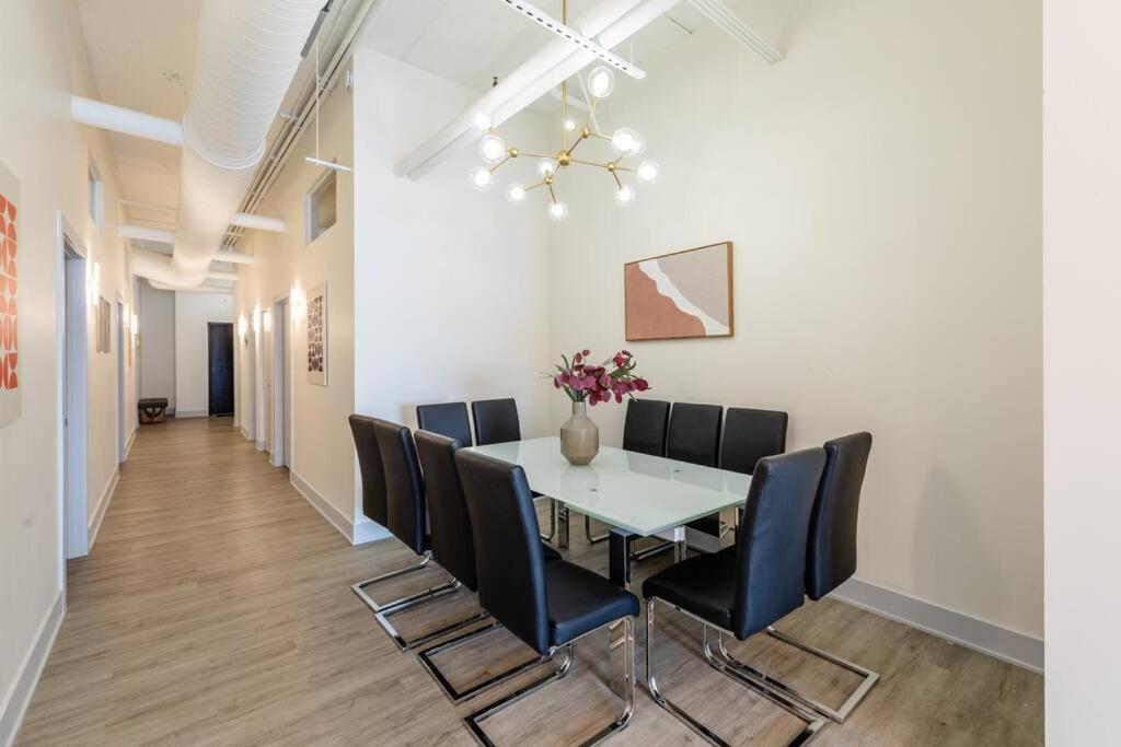 Chicago Vacations - McCormick 5Br-3Ba Luxury Suite for groups of up to 12 guests with Gym access and Optional Parking - Property Image 21