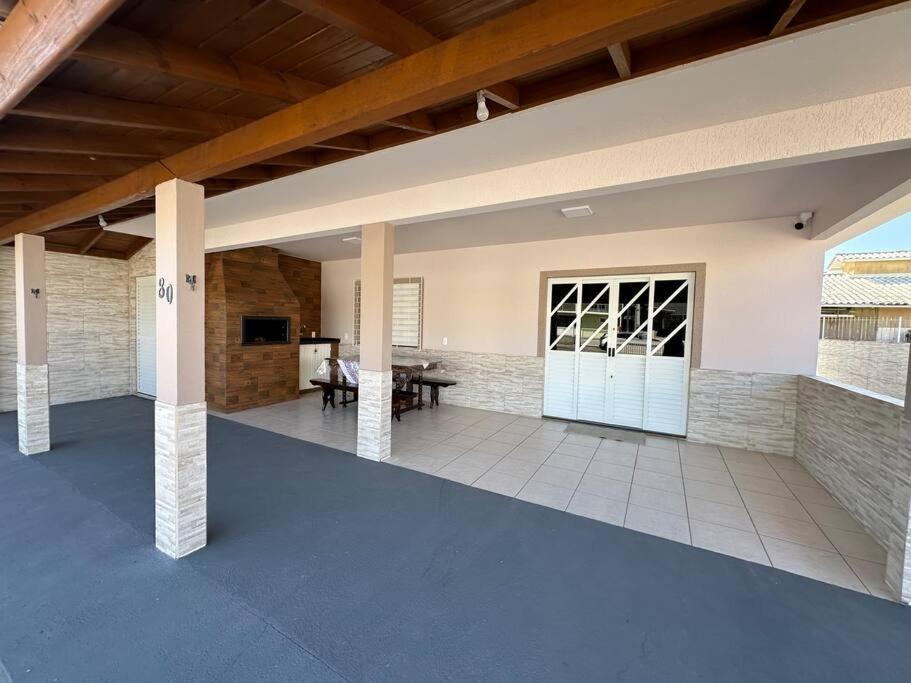 Casa completa a 200m do mar na Praia da Pinheira.