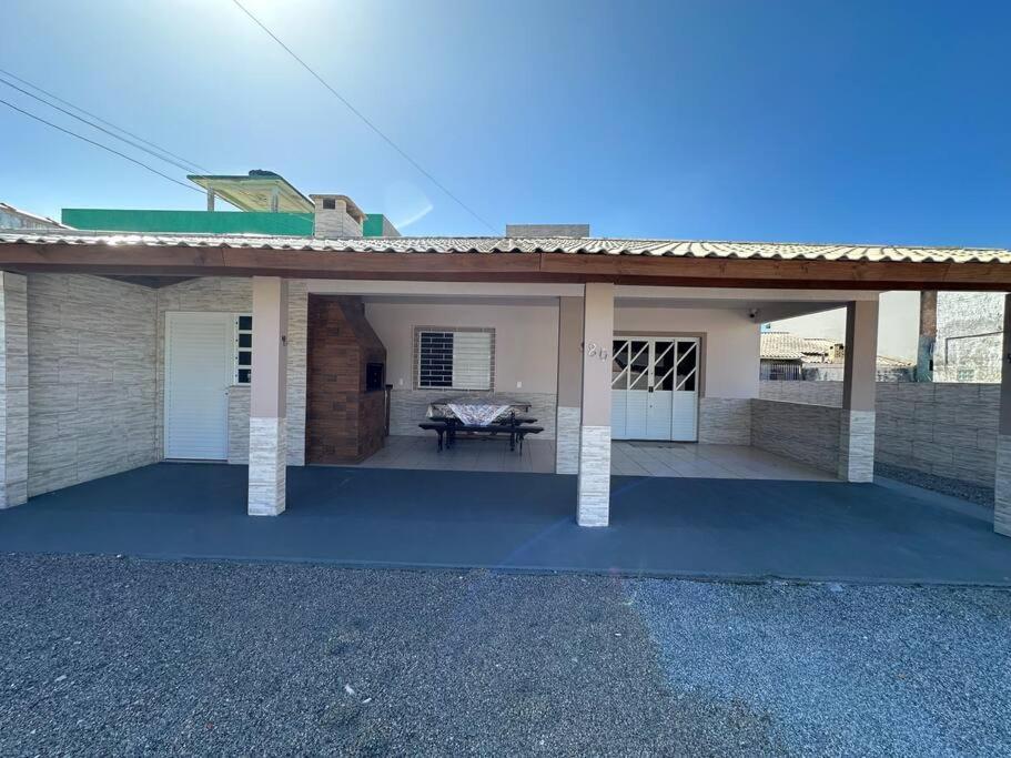 Casa completa a 200m do mar na Praia da Pinheira.