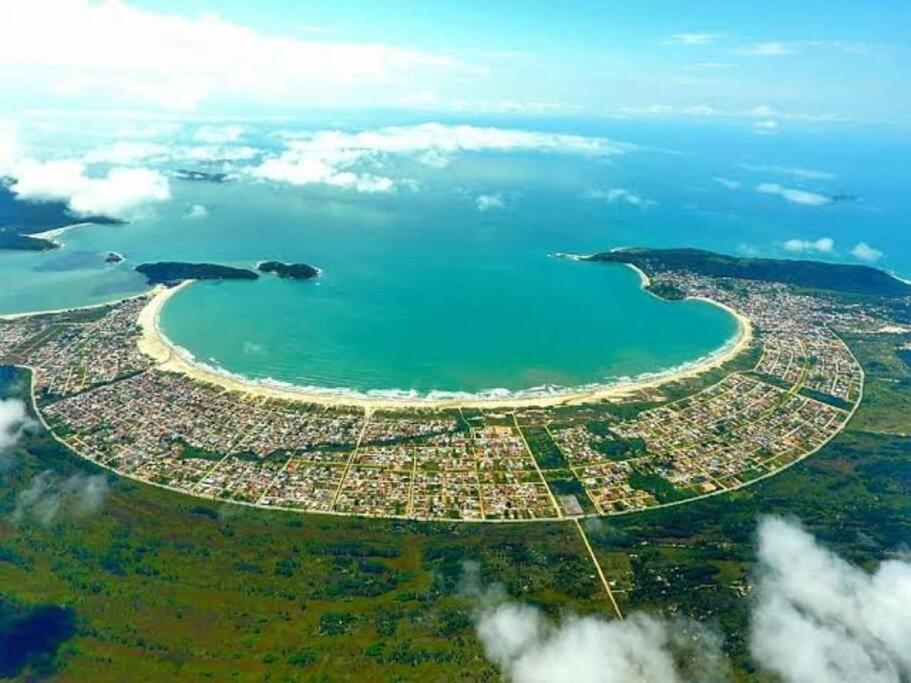 Casa completa a 200m do mar na Praia da Pinheira.