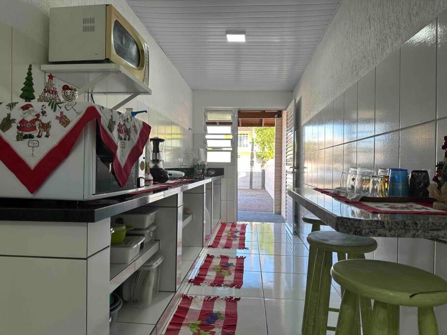 Casa completa a 200m do mar na Praia da Pinheira.