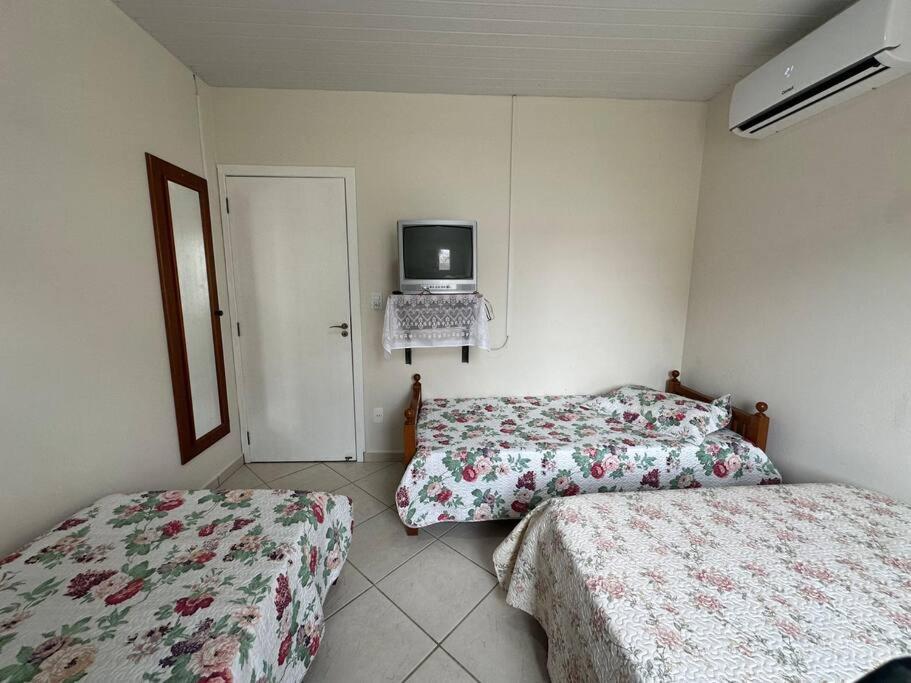 Casa completa a 200m do mar na Praia da Pinheira.