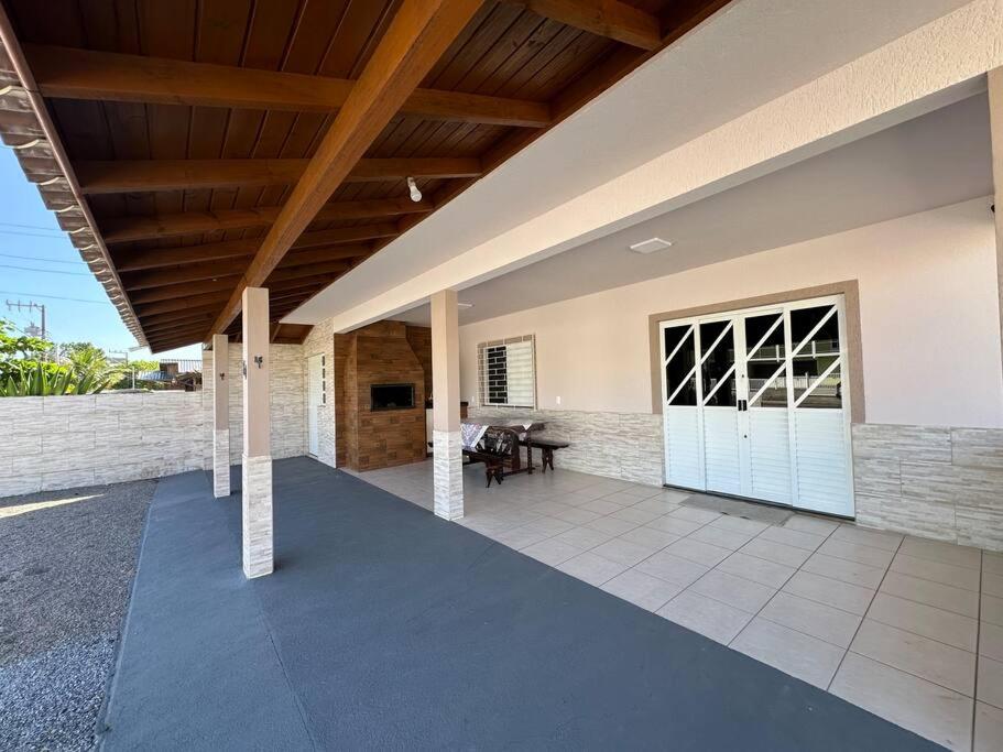 Casa completa a 200m do mar na Praia da Pinheira.