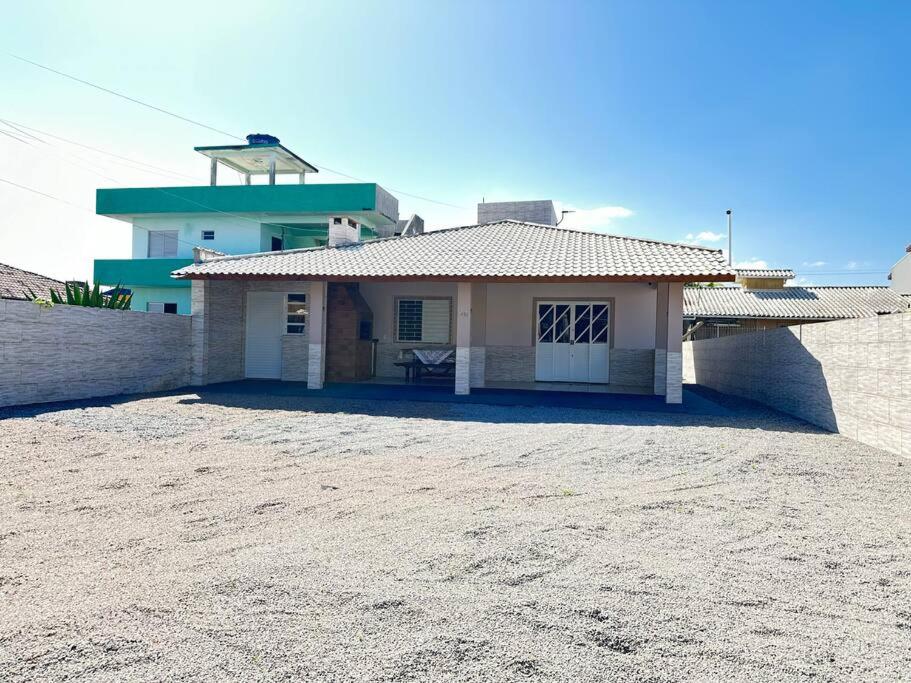 Casa completa a 200m do mar na Praia da Pinheira.