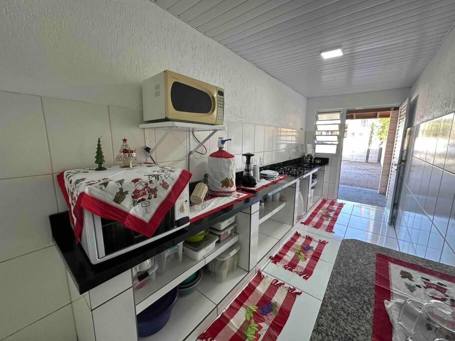 Casa completa a 200m do mar na Praia da Pinheira.
