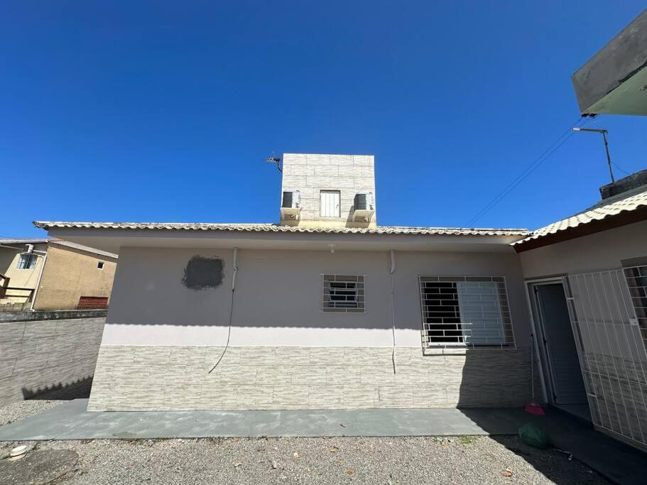 Casa completa a 200m do mar na Praia da Pinheira.